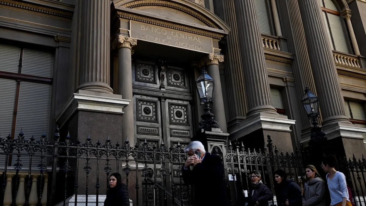 El Banco Central redujo la acumulación de reservas al nivel más bajo del año para contener al dólar