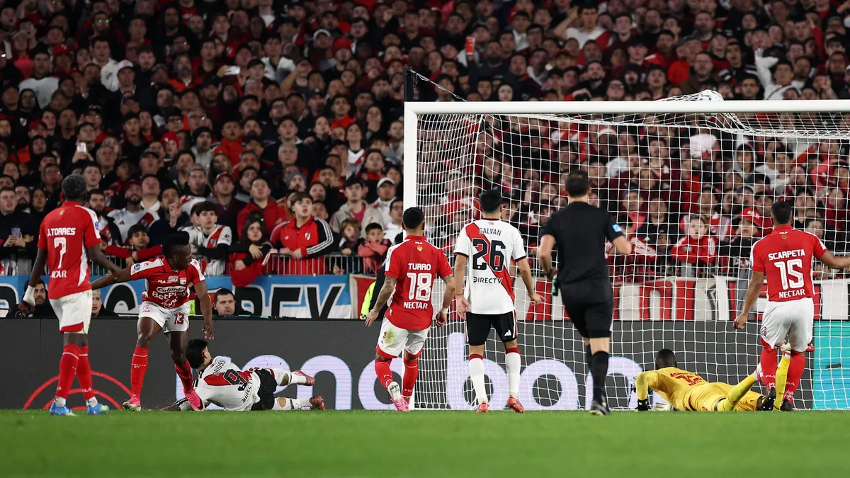 Centro de Montiel y toque de Driussi: así abrió River Plate el marcador frente a Independiente Santa Fe por la Sudamericana