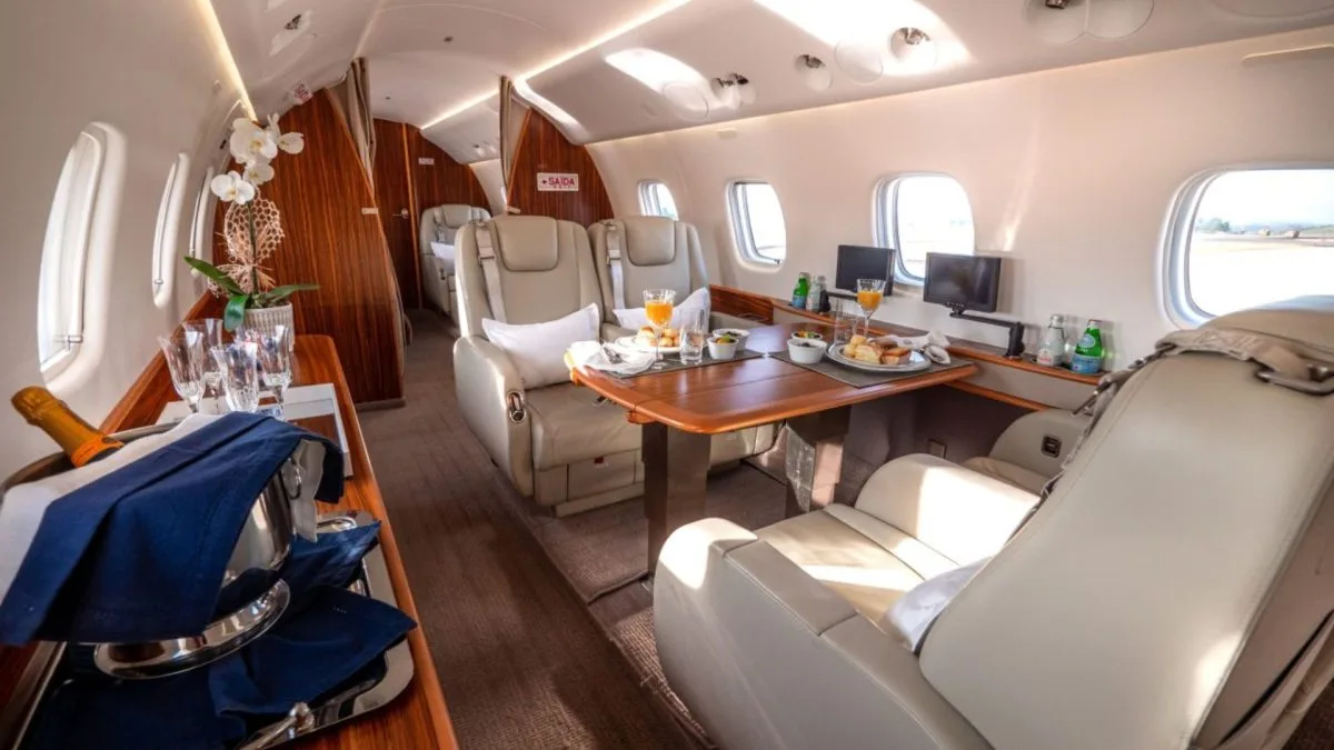Como é o Legacy 650 usado por Moraes e a esposa: jatinho de Vorcaro chega a 850 km/h e tem itens de grife