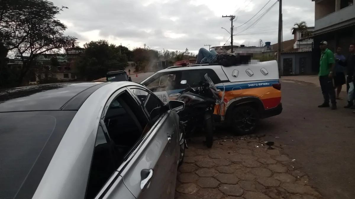 Motorista embriagado bate em moto e em viatura da PM que fazia blitz na BR-356