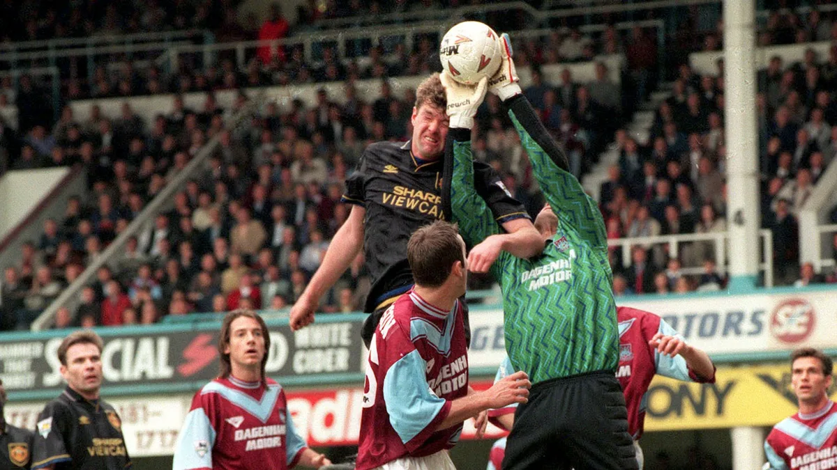 Former West Ham goalkeeper who famously denied Man Utd league title dies