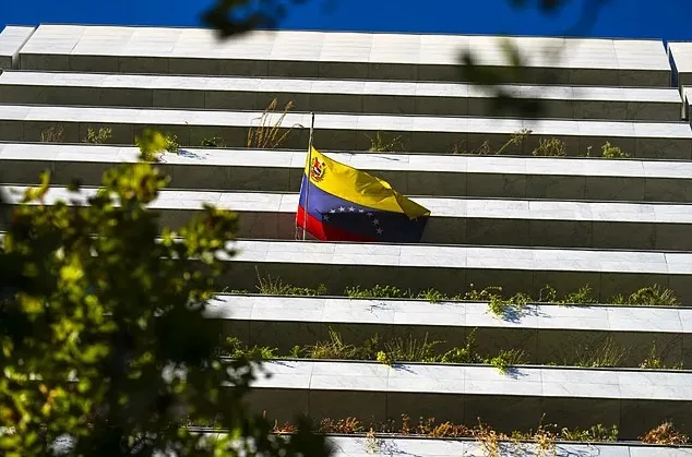 Investigan a un exfuncionario diplomático venezolano tras ser arrestado con cocaína en el aeropuerto de Barajas