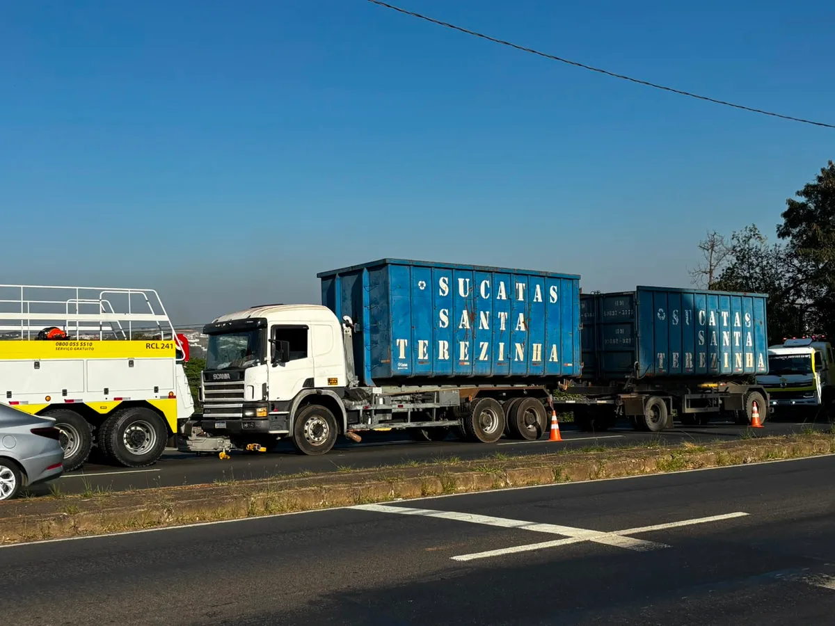 Caminhão com 25 toneladas de sucata quebra, interdita faixa e trava trânsito na Rodovia Luiz de Queiroz em Piracicaba