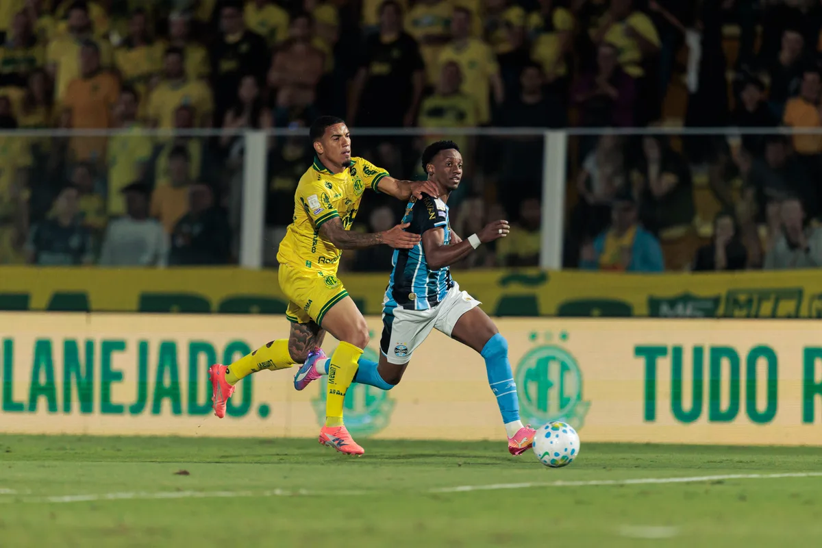 Grêmio redefine modelo de jogo, e joia da base perde espaço em meio à janela de transferências