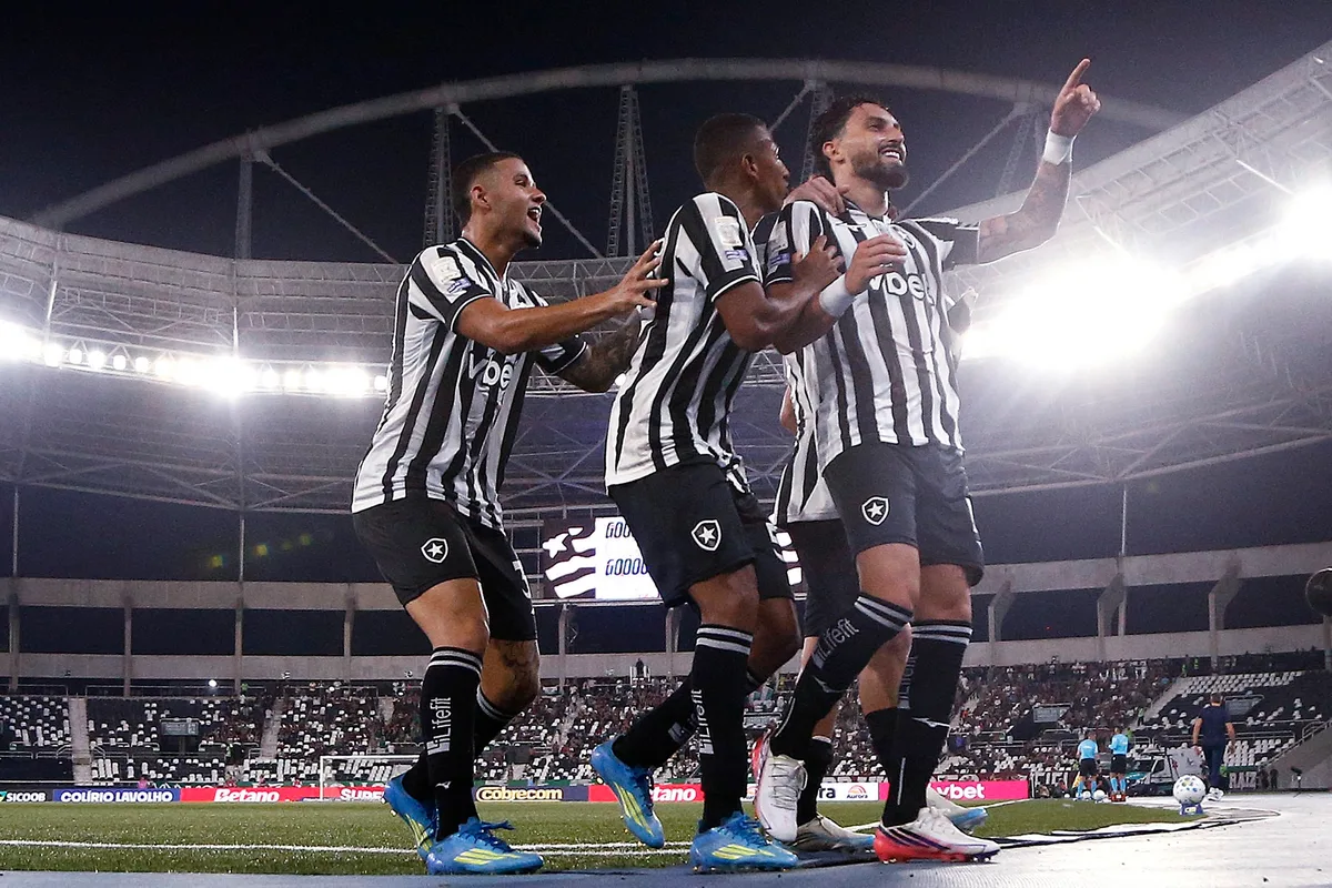 Botafogo completa 122 anos e recebe parabéns do elenco; veja vídeo