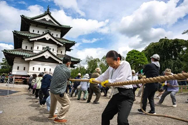 Au Japon, 1 800 participants déplacent manuellement un château