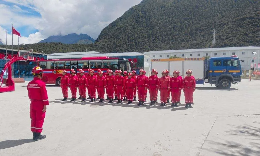 China refuerza labores de rescate tras desastre en frontera con Nepal