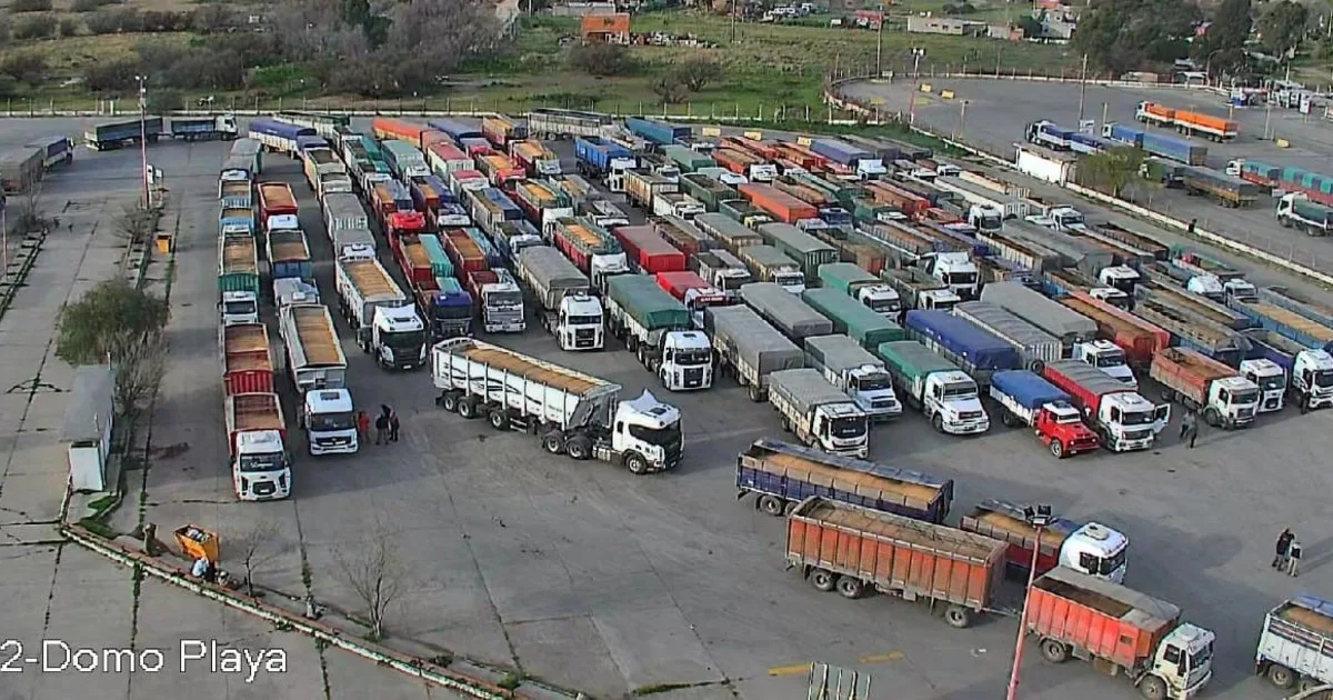 Puertos abarrotados de camiones: vuelan las exportaciones de maíz tras la cosecha récord y la fuerte suba del precio