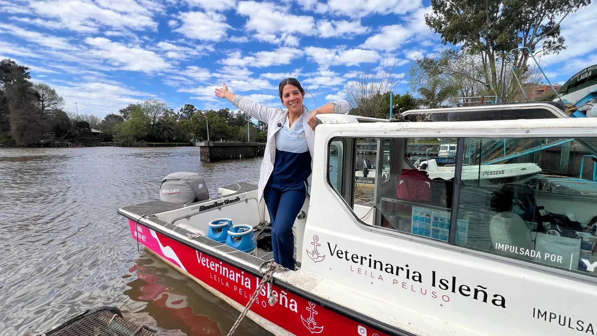“Soy veterinaria y tengo un consultorio flotante”: la mujer que atiende a sus pacientes a bordo de su lancha en el Delta