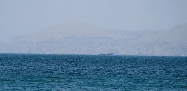 Tráfego no Hormuz reduz após EUA ameaçarem isolar economicamente o Irã
