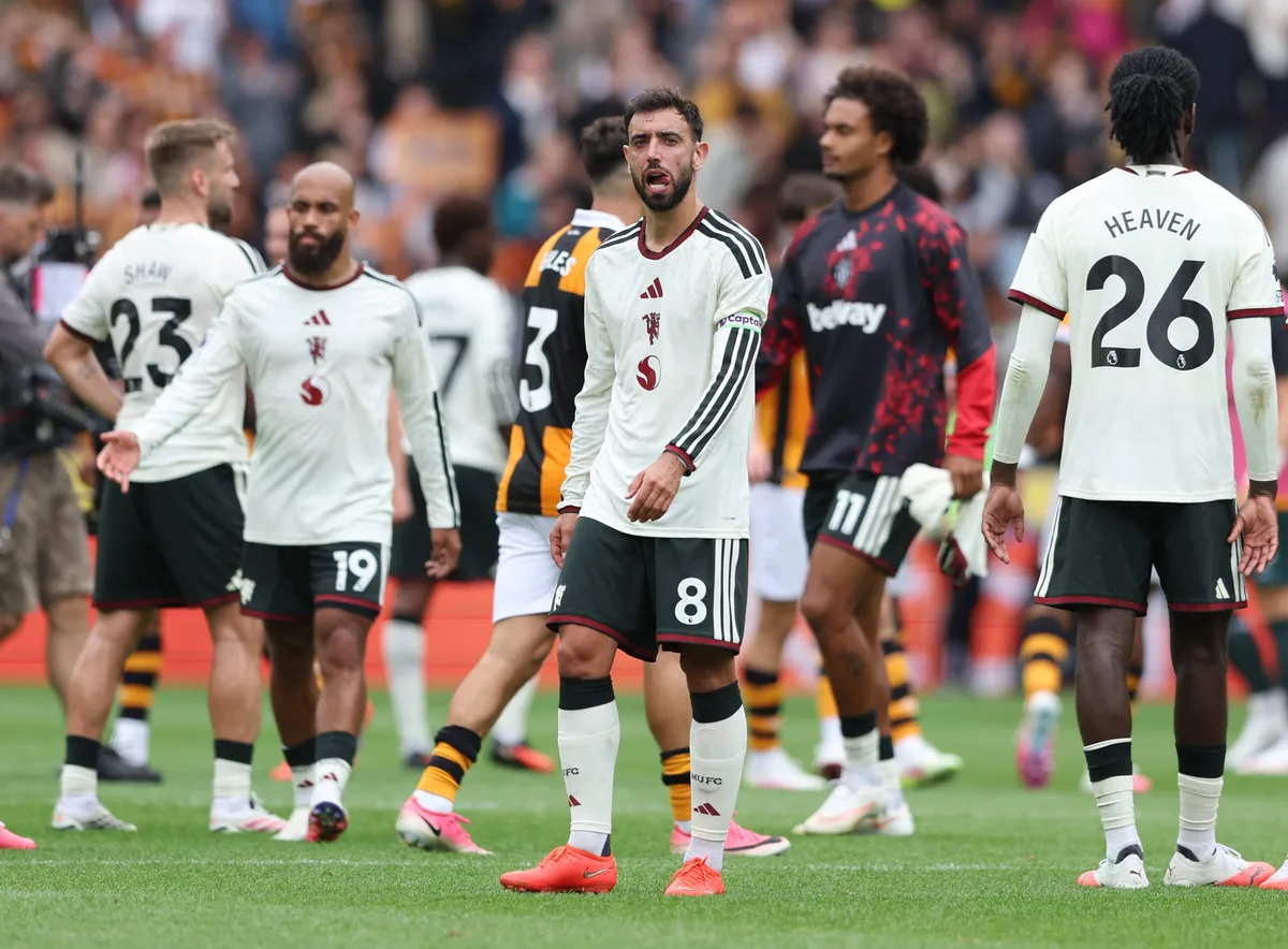 Manchester United terá que mudar uniforme após infringir regra da Premier League; entenda