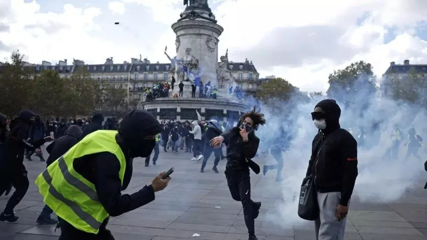 VIDEOS: Manifestantes se enfrentaron a la policía durante protestas en Francia este 17-Oct
