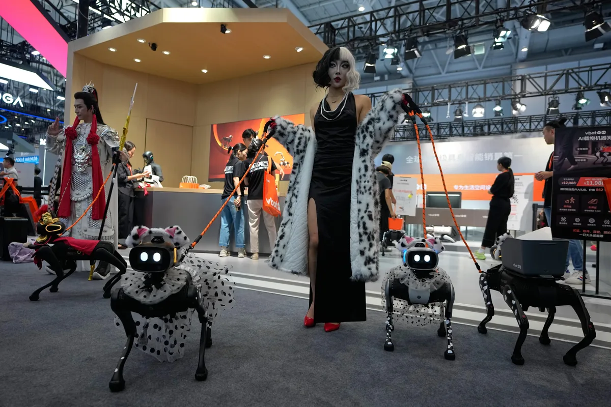 Muestra China sus ambiciones robóticas en la Conferencia Mundial de Robótica, pasan del espectáculo al trabajo