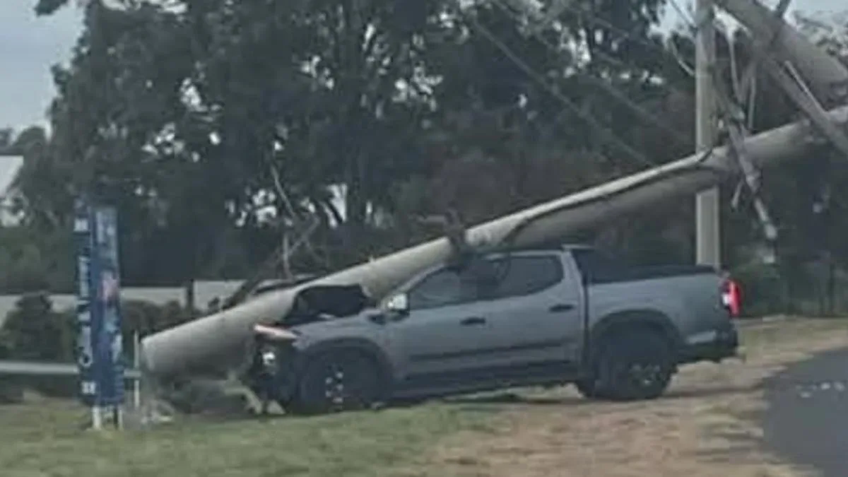 Thousands left without power in Victoria after ute wipes out pole
