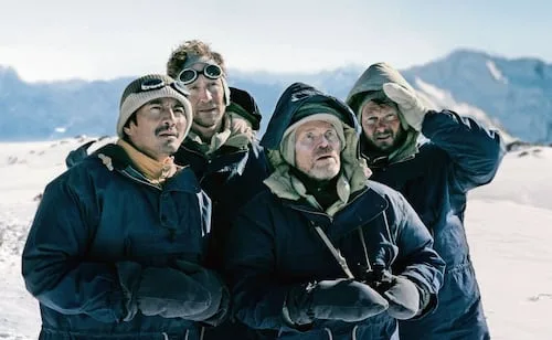 Tom Hiddleston descubre sus límites al filmar “Tenzing” en el Himalaya; “la vida humana es muy breve y pequeña”