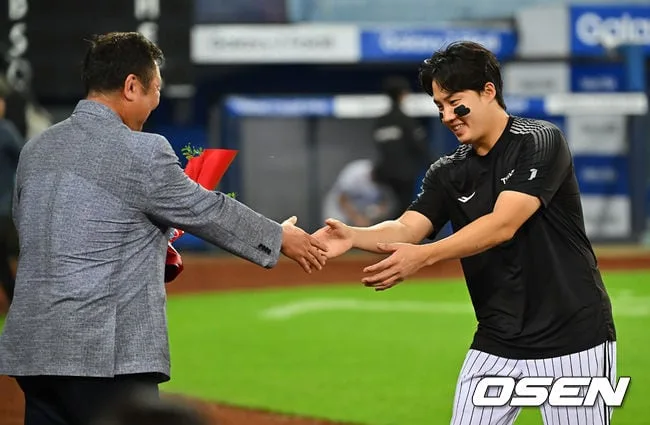 [사진] 100승 임찬규, 차명석 단장 축하