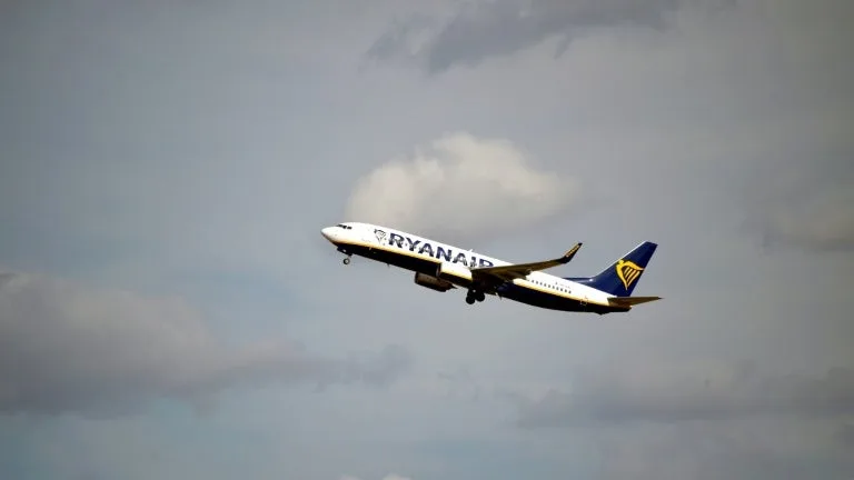 Affaire du hublot brisé dans des circonstances dramatiques: Ryanair estime que le passager n'a pas été aspiré à l'extérieur de l'avion
