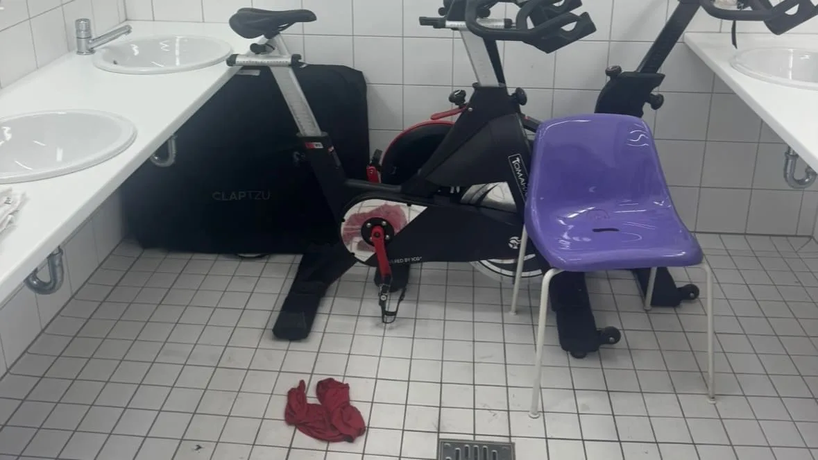 Exklusive Einblicke in die Bayern-Kabine - Wem gehört diese Unterhose?