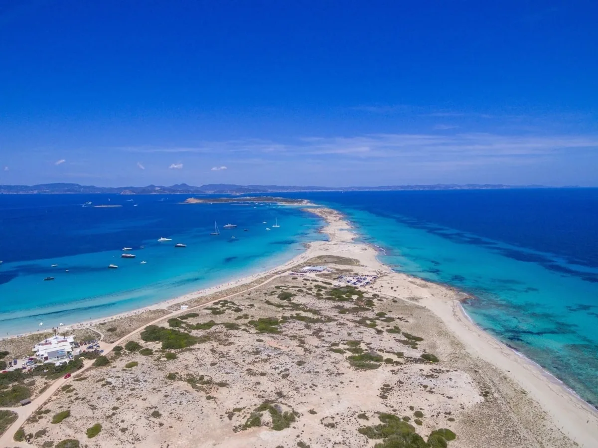 Formentera tiene las playas más bonitas del mundo: arena blanca, aguas transparentes y la calma del Mediterráneo con un 100% de calidad
