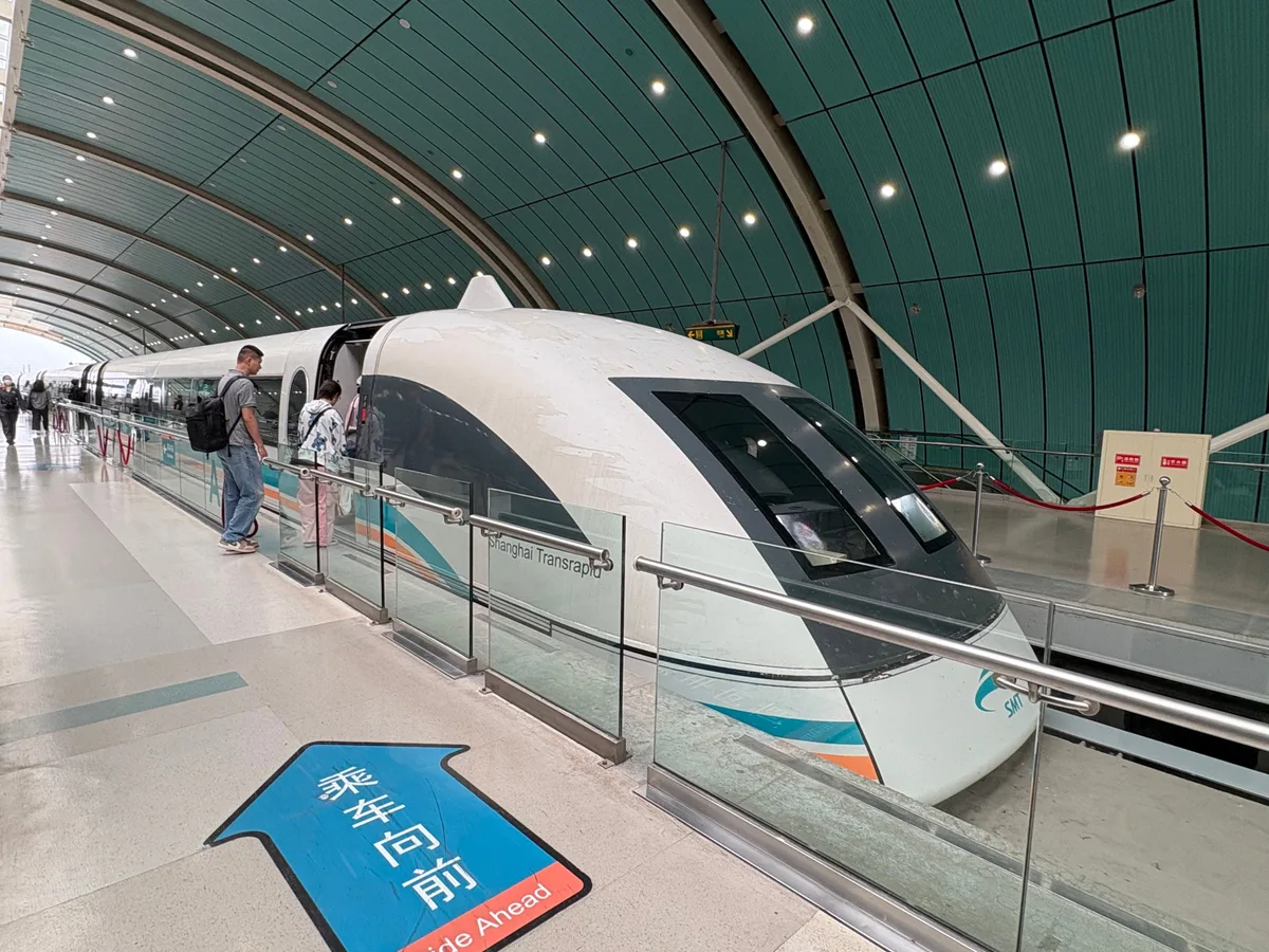 China prueba un tren magnético récord que “vuela” a 800 km/h en segundos