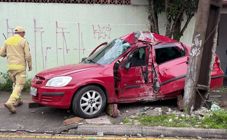 Pancada violenta! Motorista bate carro em poste no bairro Parolin e é resgatado pelos bombeiros