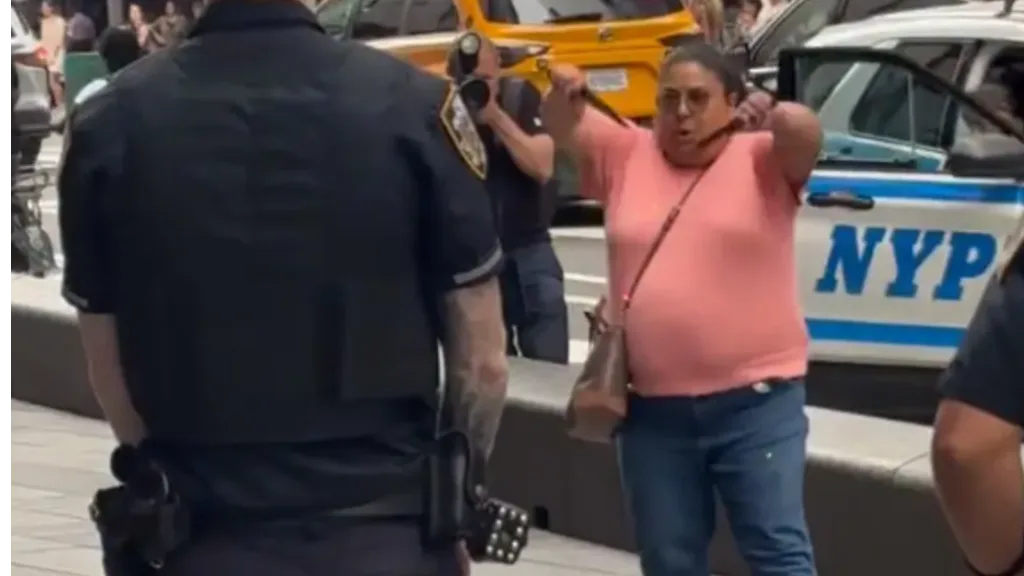 La mujer que acuchilló a dos personas en Times Square sufría de trastorno bipolar: “Nunca mostró agresividad”