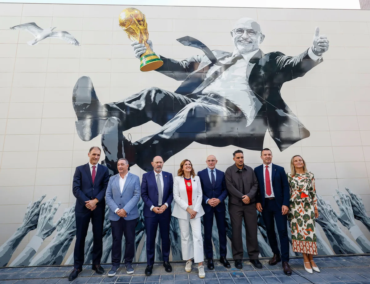 Valencia abraza a De la Fuente: “Me sentí triste cuando este mural fue vandalizado en Barcelona”