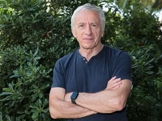 L’écrivain Jean-Christophe Rufin violemment agressé en bas de chez lui à Bourges, trois personnes recherchées