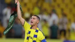 VÍDEO: após a vitória, Ronaldo ergue símbolo da Arábia Saudita