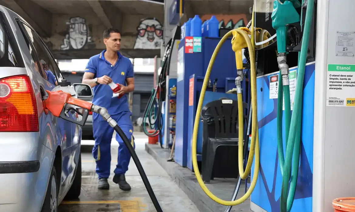Motoristas podem receber imposto da gasolina de volta no Pix