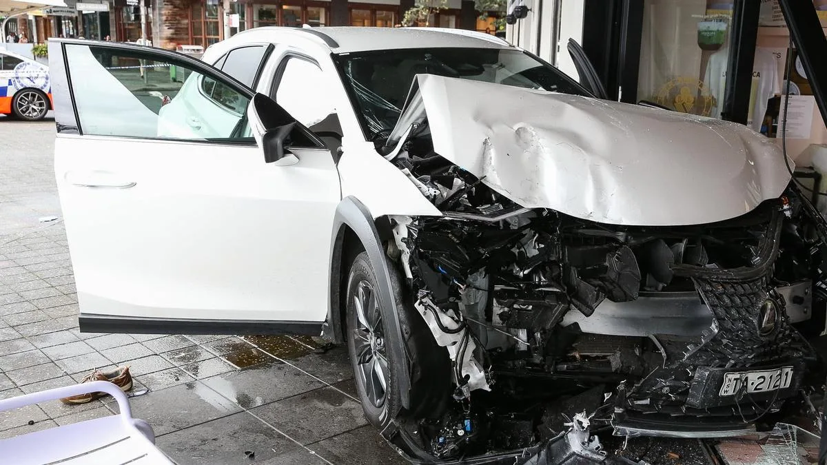 Man dies after SUV crashes into Bondi gelato shop
