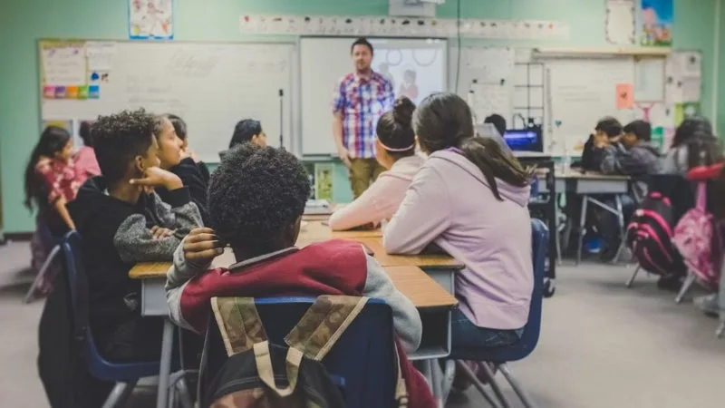 Rentrée décalée et rumeurs sur les réseaux sociaux: le ministère de l’Education nationale confirme que, comme prévu, les élèves retrouveront bien le chemin de l’école la semaine prochaine