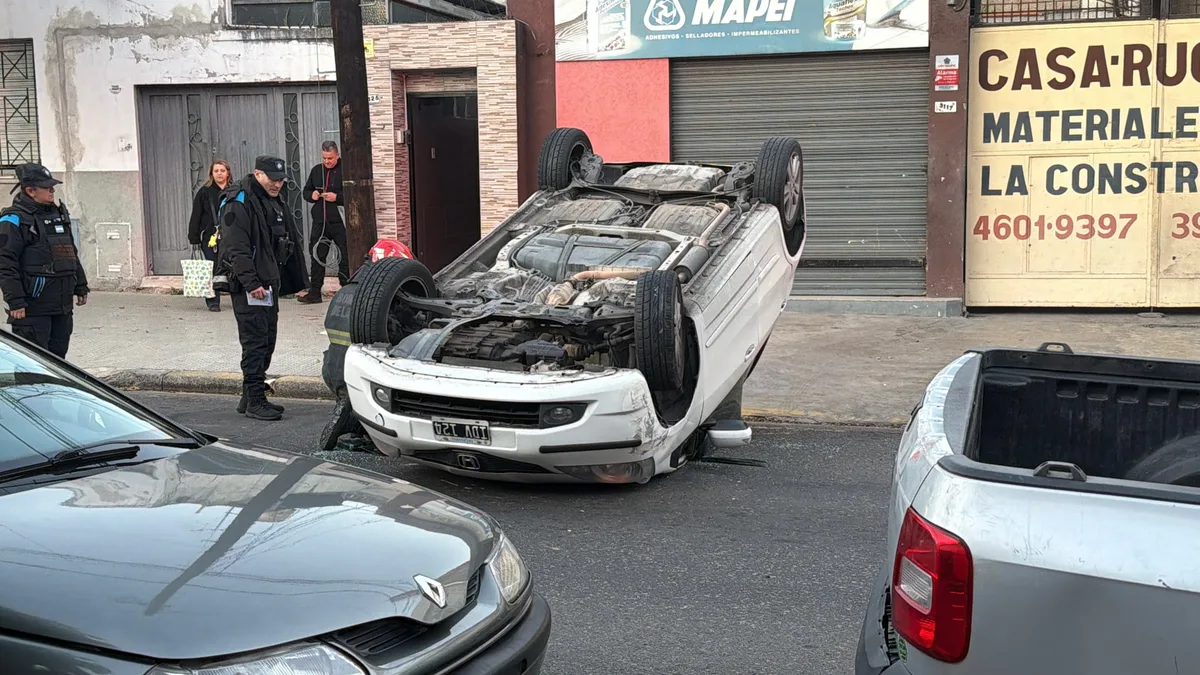 Choque y vuelco en Villa Lugano: encontraron una botella de champagne y bebidas energizantes en el auto accidentado