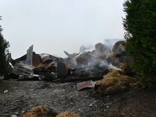 Un hangar de stockage et 250 tonnes de fourrage totalement détruits par les flammes, près de Saint-Brieuc