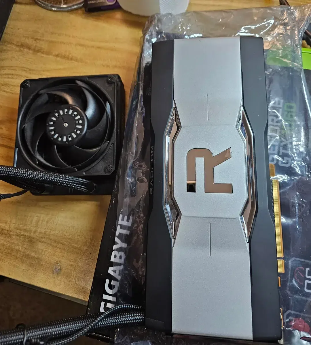Homem compra RX 6900 XT “quebrada” por US$ 230 e encontra possível protótipo de uma GPU que a AMD nunca lançou