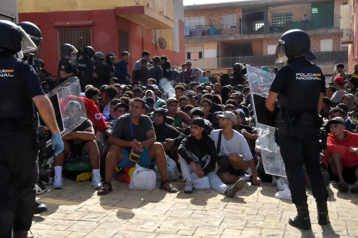 La Policía desaloja el campamento instalado junto al recinto de acogida del barrio ceutí de Loma Colmenar