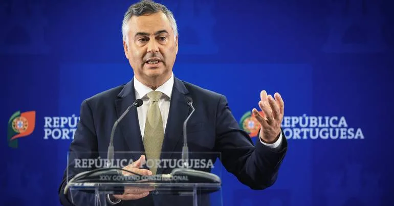 Alunos sem vagas. PS pede audição urgente do ministro