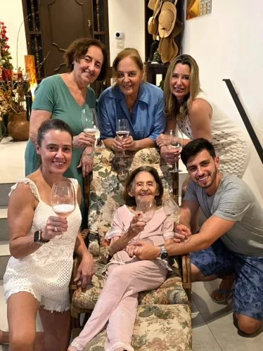 Filha se emociona ao revelar que Laura Cardoso morreu nos braços da neta: “Ela foi até o último minuto”; assista Filha se emociona ao revelar que Laura Cardoso morreu nos braços da neta: 'Acolheu ela'; assista (Reprodução/TV Globo/Instagram)