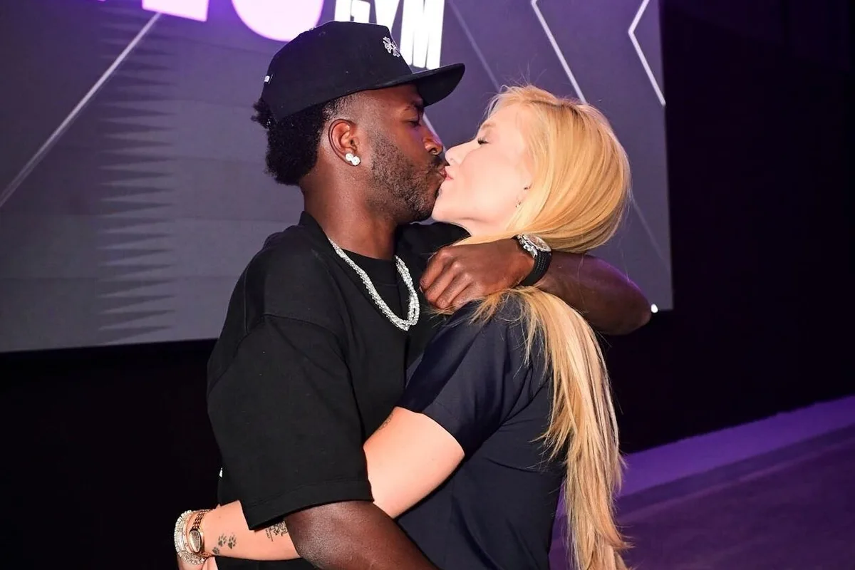 Vinicius Jr. se compromete con su pareja, Virginia Fonseca, tras un año de relación