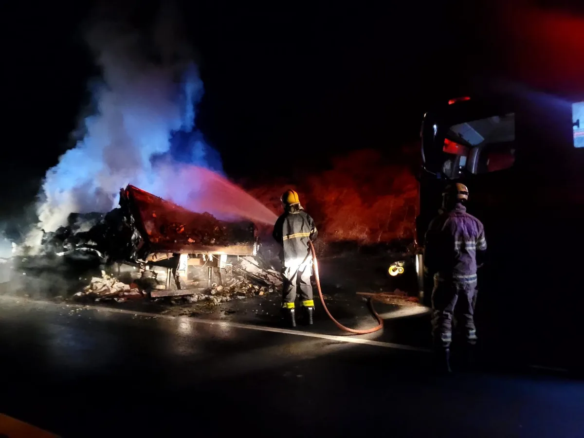 Carreta carregada de uvas é atingida por incêndio na BR-251