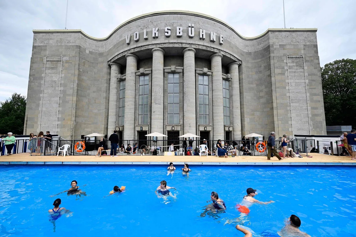 Piscina pública em Berlim vira palco para extrema direita e discussão sobre racismo na Alemanha