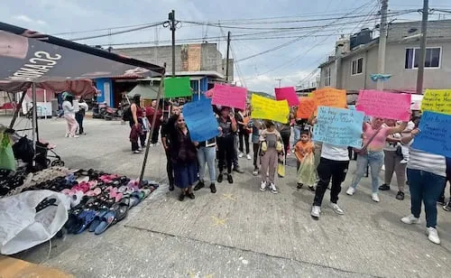 Protestan por falta de espacios para niños en primaria