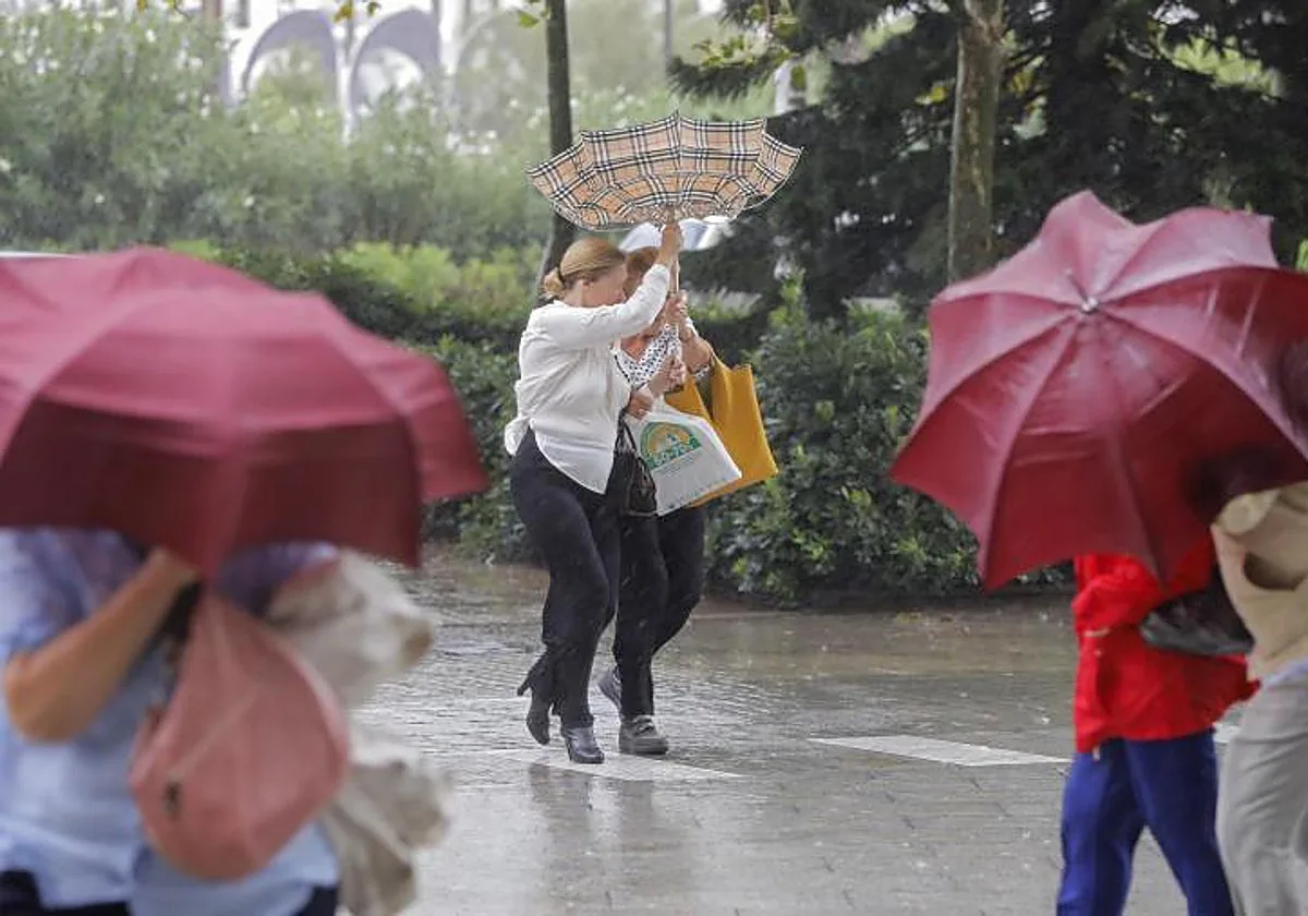 Valencia y Alicante afrontan este domingo la jornada más adversa de la dana Adam con aviso rojo por lluvias