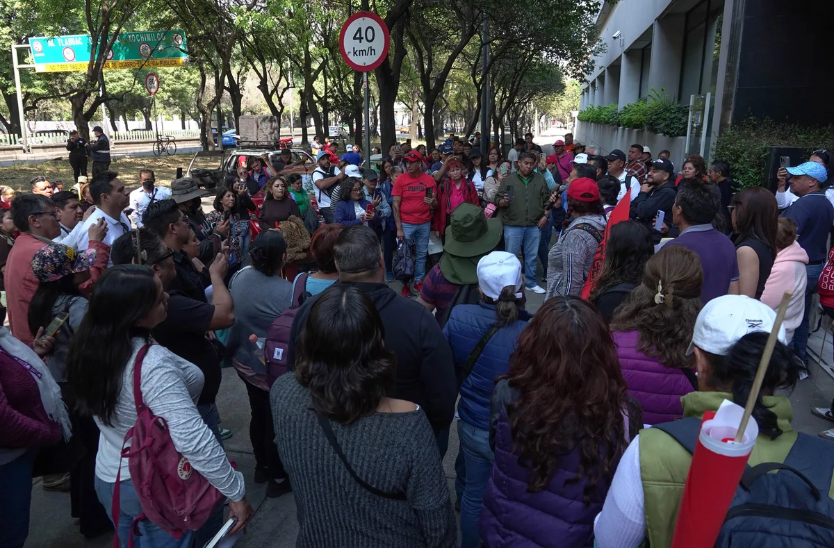Encapuchados detonan petardos y cohetones en Bachilleres 6, en Iztapalapa; lesionan a docente