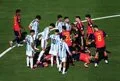 La FIFA sanciona con diez partidos a Paredes y con siete a Molina por la pelea del Mundial