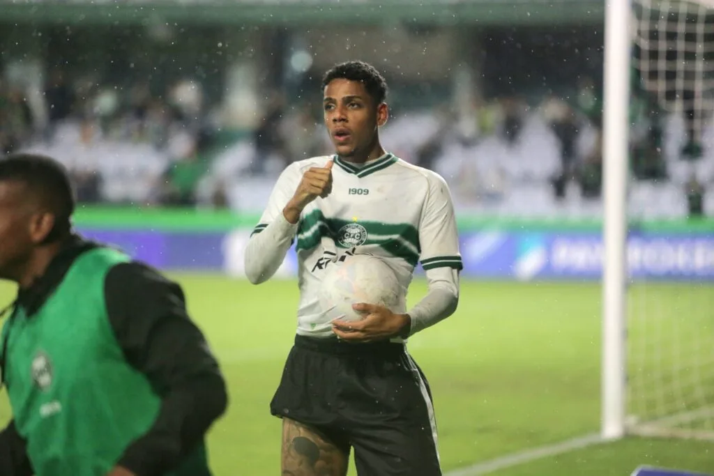 Zagueiro emprestado pelo Coritiba sofre lesão e perde o restante da temporada