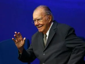Ex-presidente José Sarney é internado com quadro de pneumonia no Maranhão