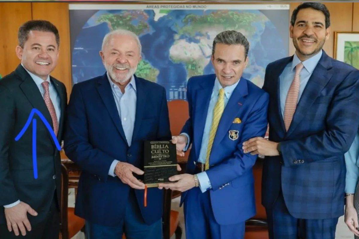 Gayer expõe foto de Cezinha ao lado de Lula e Messias após operação da PF