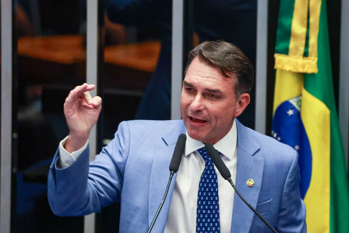 Flávio deixa nas entrelinhas receio de ser alvo de "canetada" de Moraes