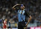 Autor de gol do Grêmio adiou cirurgia para jogar Grenal: 'No sacrifício'